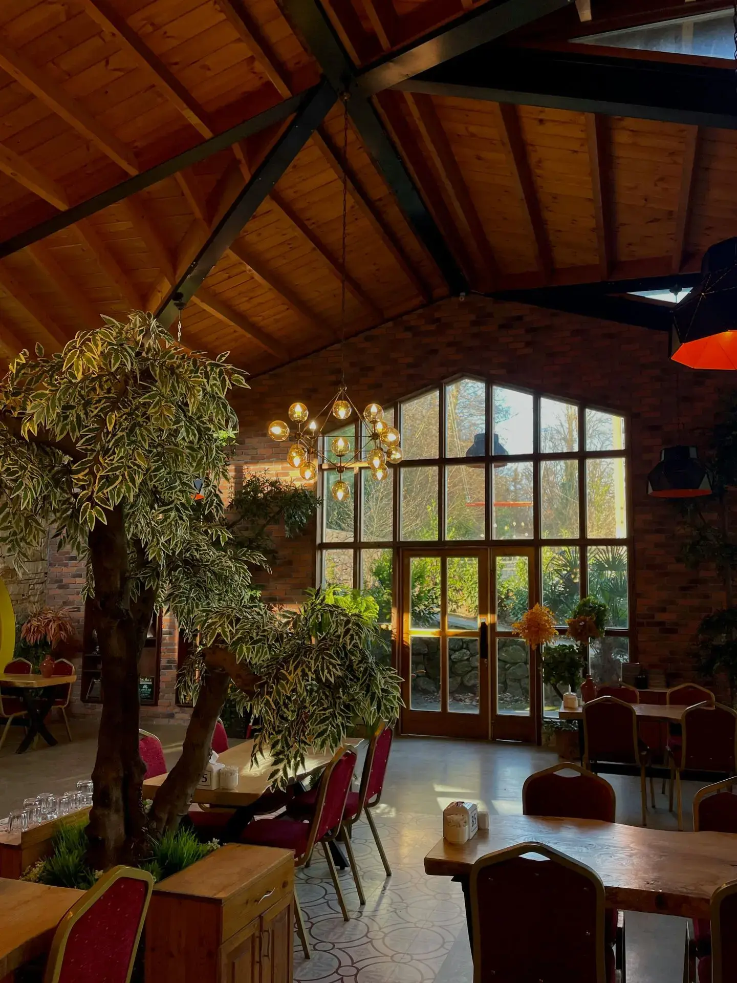 AI assistent restaurant neemt telefoon en chat over en verwerkt reserveringen | HorecaHub.ai